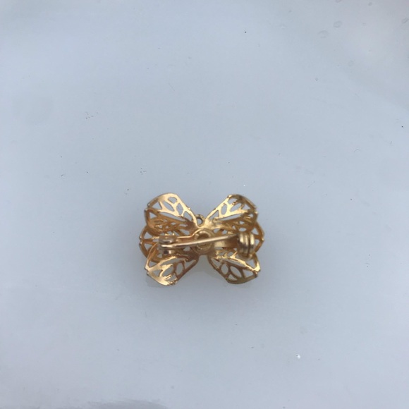 Small bow faux pearl brooch - Picture 2 of 2